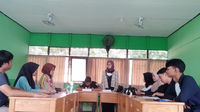 debat yang dilakukan di sekolah atau universitas disebut